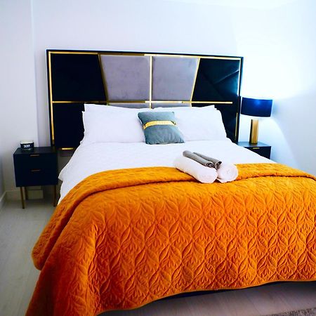 Perfect 1 Bed Apartment Sleeps 5 1 Kingsize Bed 1 Double Sofabed One Single Mattress Free Parking Wifi Good Transport Network Shopping Holiday Makers Families Contractors In North London Enfield Exterior photo