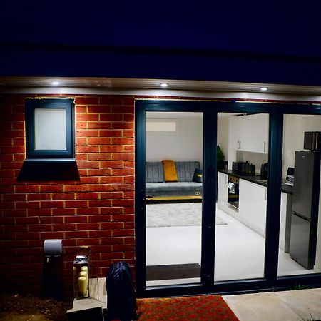 Perfect 1 Bed Apartment Sleeps 5 1 Kingsize Bed 1 Double Sofabed One Single Mattress Free Parking Wifi Good Transport Network Shopping Holiday Makers Families Contractors In North London Enfield Exterior photo