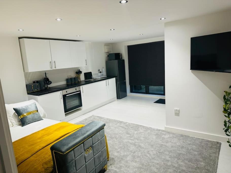 Perfect 1 Bed Apartment Sleeps 5 1 Kingsize Bed 1 Double Sofabed One Single Mattress Free Parking Wifi Good Transport Network Shopping Holiday Makers Families Contractors In North London Enfield Exterior photo