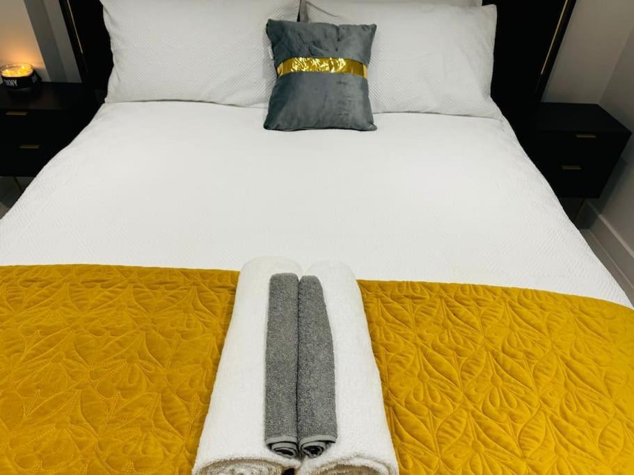 Perfect 1 Bed Apartment Sleeps 5 1 Kingsize Bed 1 Double Sofabed One Single Mattress Free Parking Wifi Good Transport Network Shopping Holiday Makers Families Contractors In North London Enfield Exterior photo