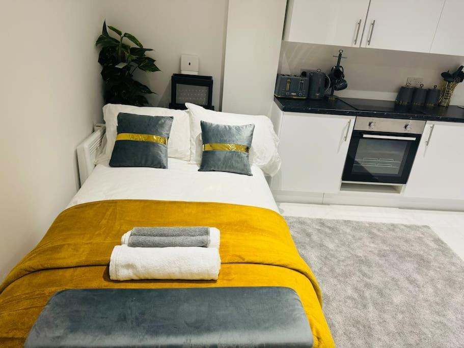 Perfect 1 Bed Apartment Sleeps 5 1 Kingsize Bed 1 Double Sofabed One Single Mattress Free Parking Wifi Good Transport Network Shopping Holiday Makers Families Contractors In North London Enfield Exterior photo