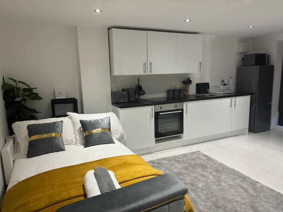 Perfect 1 Bed Apartment Sleeps 5 1 Kingsize Bed 1 Double Sofabed One Single Mattress Free Parking Wifi Good Transport Network Shopping Holiday Makers Families Contractors In North London Enfield Exterior photo