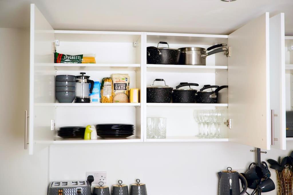 Perfect 1 Bed Apartment Sleeps 5 1 Kingsize Bed 1 Double Sofabed One Single Mattress Free Parking Wifi Good Transport Network Shopping Holiday Makers Families Contractors In North London Enfield Exterior photo