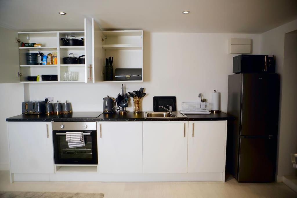 Perfect 1 Bed Apartment Sleeps 5 1 Kingsize Bed 1 Double Sofabed One Single Mattress Free Parking Wifi Good Transport Network Shopping Holiday Makers Families Contractors In North London Enfield Exterior photo